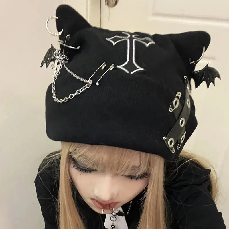 Gothic Emo Beanie with Chain - Kf sbcc dee e aaf ebfb a el casquettes hip hop egirl pour adolescents accessoires punk chapeaux chauds streetwear gothique sc ne emo sombre - Tenue de festival