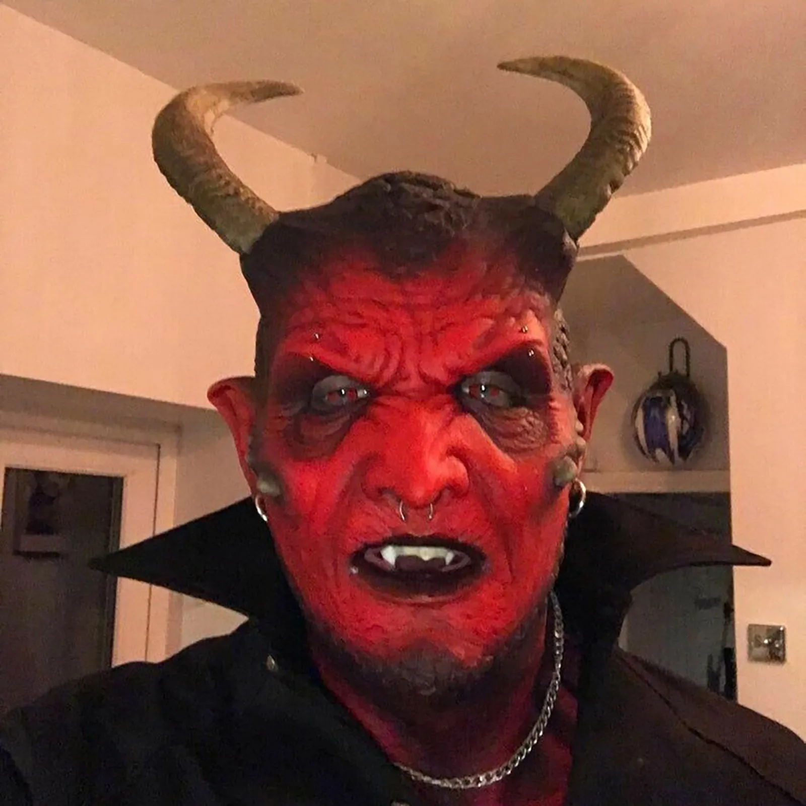 Red horned demon mask with textured skin - Kf s e ef c b be j - Tenue de festival