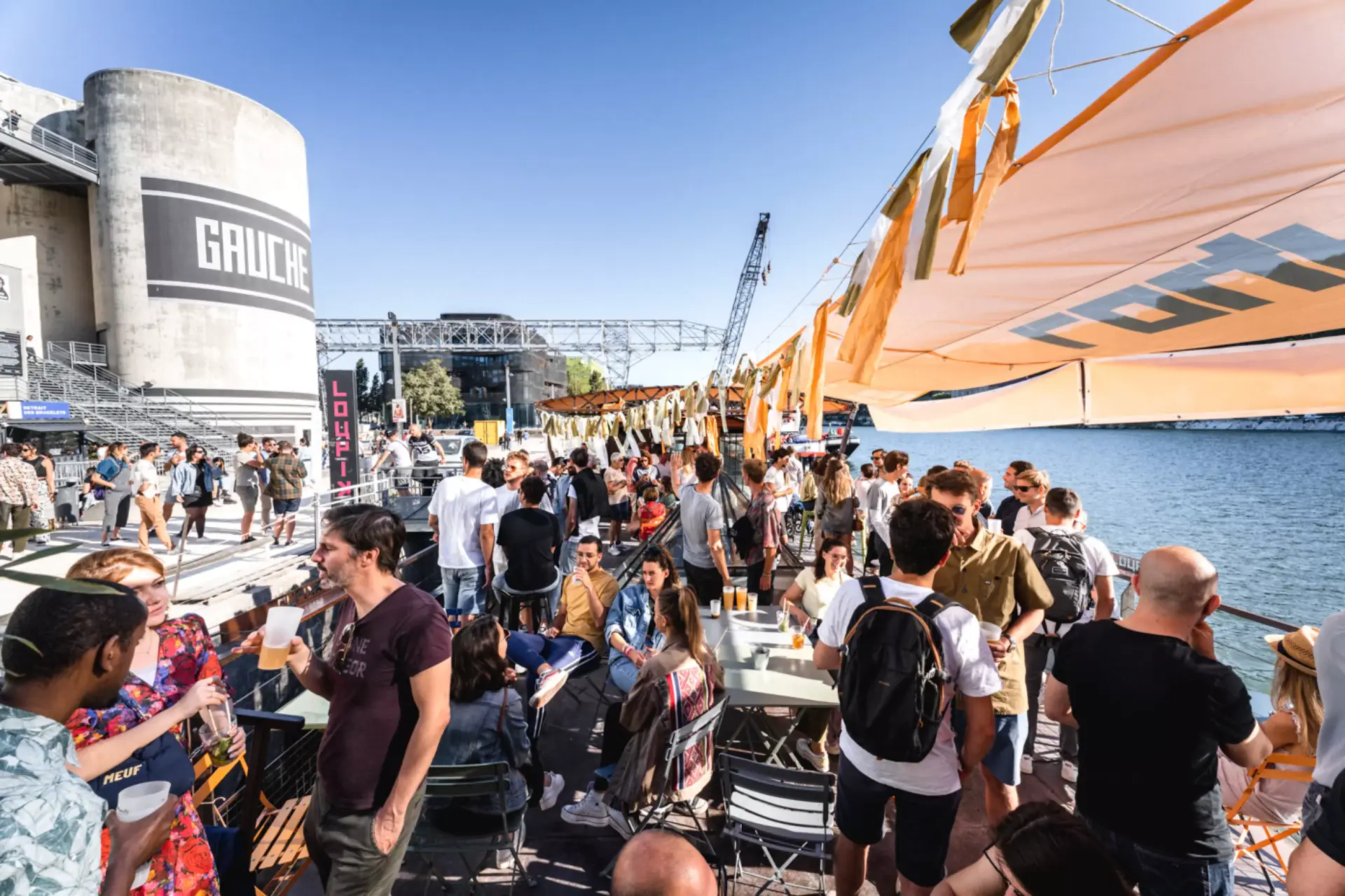 Les meilleurs lieux de soirées techno à Lyon - Peniche loupika soirée techno lyon - Tenue de festival