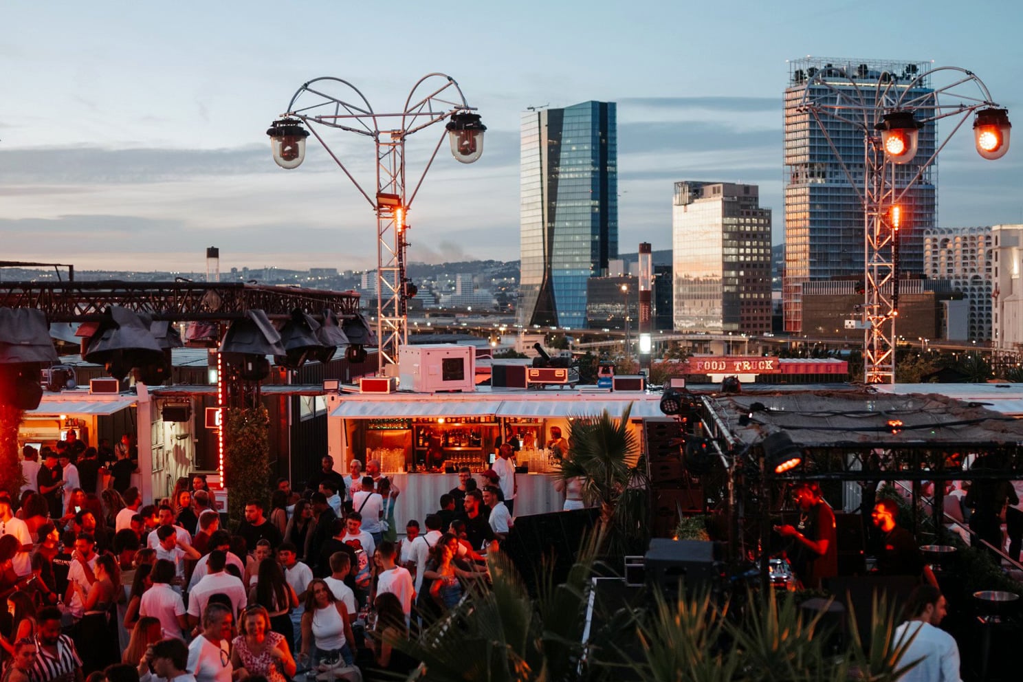 Les meilleurs lieux de soirée techno à Marseille - R rooftop soirée techno marseille - Tenue de festival