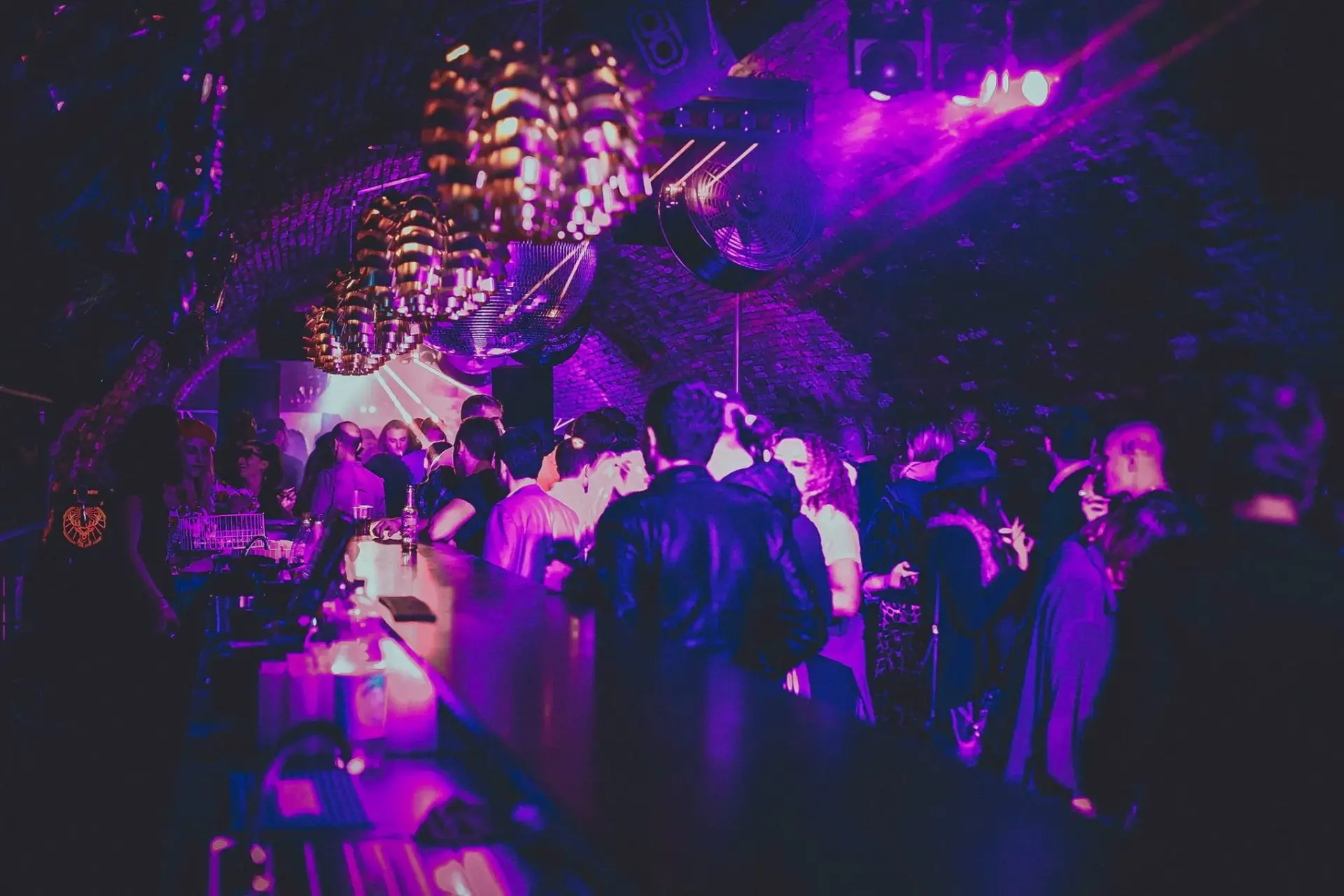 Les meilleurs lieux de soirée techno à Marseille - Danceteria soirée techno marseille - Tenue de festival