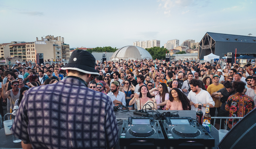Les meilleurs lieux de soirée techno à Marseille - La friche de la belle de mai soirée techno marseille - Tenue de festival